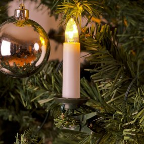 Guirlande lumineuse pour sapin de Noël blanc chaud 35LED 27m Blanc De Konstsmide - Un c&acirc;ble de connexion de 5 m&egrave;tres et un transformateur sont &eacute;galement inclus pour une installation flexible.