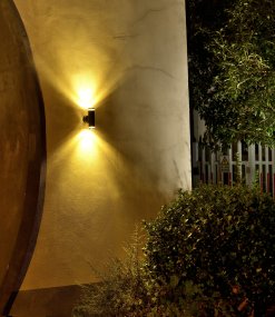 Cylinder Duo Anthracite lampe d’extérieur De Lampan - Lampan lyser fint b&aring;de upp och ner p&aring; v&auml;ggen.