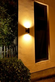 Oden Duo Noir lampe d’extérieur De Lampan - Lampan lyser fint b&aring;de upp och ner p&aring; v&auml;ggen.