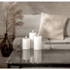 LED Bougie Pilier Flamme Charge Blanc De Star Trading - Flamme Charge est un ensemble rechargeable de trois bougies en cire blanche de trois hauteurs diff&eacute;rentes.