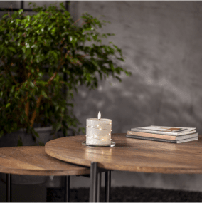 LED Bougie Pilier Flamme Dew 10cm Blanc De Star Trading - Flamme Dew est une magnifique bougie &agrave; piles en cire blanche, orn&eacute;e d'une bande LED qui diffuse une douce lumi&egrave;re blanche chaude.