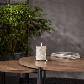 LED Bougie Pilier Flamme Dew 13cm Blanc De Star Trading - Flamme Dew est une magnifique bougie &agrave; piles en cire blanche, orn&eacute;e d'une bande LED qui diffuse une douce lumi&egrave;re blanche chaude.