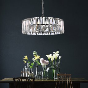 Puntes Ø52 Chrome cristal De Maytoni - Puntes est un &eacute;l&eacute;gant lustre de plafond en m&eacute;tal chrom&eacute; avec des prismes &eacute;tincelants qui entourent les sources lumineuses et cr&eacute;ent un jeu de lumi&egrave;re magique lorsque la lampe est allum&eacute;e.