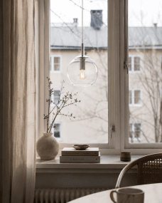 Globi Ø15 Chrome/transparent lampe de fenêtre De Nordic Lighting - La suspension Globi est une lampe &eacute;l&eacute;gante et moderne qui cr&eacute;e une ambiance chaleureuse et accueillante dans n'importe quelle pi&egrave;ce.