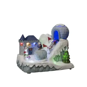 Décoration De Noël Mécanique Avec Piste De Ski Multicolore De Konstsmide - Avec des personnages joyeux, des batailles de boules de neige, de la luge et un igloo, il cr&eacute;e une aventure hivernale pleine de mouvement, 8 lumi&egrave;res LED lumineuses et 8 chants de No&euml;l atmosph&eacute;riques.