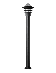 Käpylä 110cm Noir bornes De Airam - Un d&ocirc;me en verre prot&egrave;ge la source lumineuse et dirige la lumi&egrave;re vers le haut et vers le bas et entre les lattes en acier de couleur assortie de la lampe.