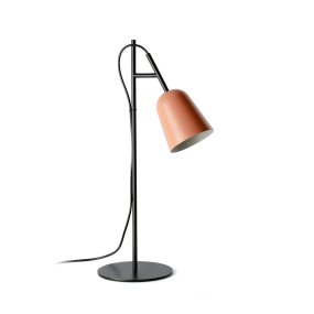 Studio 55cm Rose lampe de bureau De Faro Barcelona - Studio est une &eacute;l&eacute;gante lampe de table sign&eacute;e Nahtrang, inspir&eacute;e du design embl&eacute;matique des ann&eacute;es 1950, r&eacute;interpr&eacute;t&eacute;e avec une simplicit&eacute; moderne.