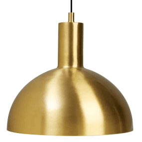 Mid Ø25 Laiton mat suspension De H. Skjalm P - Cette version plus grande de la suspension de cuisine classique est parfaite pour les cuisines et les salles &agrave; manger, o&ugrave; elle offre une lumi&egrave;re g&eacute;n&eacute;reuse et une atmosph&egrave;re accueillante.