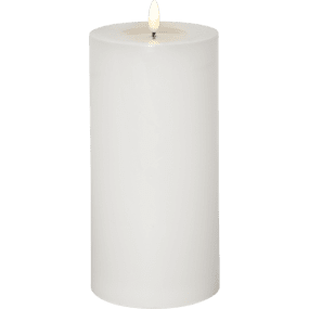 LED Bougie Pilier Flamme Flow Big Blanc De Star Trading - Il dispose d'une fonction minuterie et lorsque l'interrupteur est allumé, la lumière brillera pendant 6 heures en mode minuterie, éteinte pendant 18 heures (en répétition), avec une belle flamme réaliste dans une lumière blanche chaude.