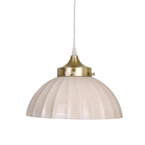 Irma Ø30 Beige suspension De Strömshaga - &Eacute;tant donn&eacute; que ces luminaires sont souffl&eacute;s &agrave; la main et fabriqu&eacute;s &agrave; partir de verre recycl&eacute;, des variations de couleur naturelles et de petites taches, appel&eacute;es &laquo;&nbsp;&eacute;clats&nbsp;&raquo;, peuvent appara&icirc;tre sur le verre.