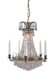 Läckö Ø45 Antique cristal De Markslöjd - Defective est un lustre en cristal intemporel avec de beaux détails et un cadre en métal de couleur antique.