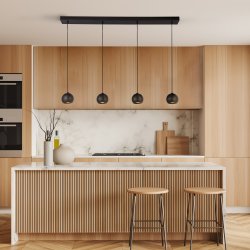 Eindhoven 125cm Sable noir suspension De Searchlight - La suspension Eindhoven à 4 lumières est suspendue à une tige noire de couleur sable et ajoute un luxe élégant à un salon, une chambre, une cuisine, une salle à manger ou un couloir moderne.