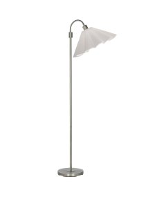 Amy Flex Argent lampadaire De PR Home - Sa structure en métal argenté est dotée d'un bras articulé et d'un interrupteur marche/arrêt pratique à la base.