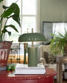 Lex 40cm Vert lampe de table De Alde & Lind - Son abat-jour large et arrondi diffuse une lumière agréable vers le bas et est doublé de blanc à l'intérieur pour une répartition optimale de la lumière.