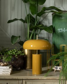 Lex 40cm Jaune lampe de table De Alde & Lind - Son abat-jour large et arrondi diffuse une lumière agréable vers le bas et est doublé de blanc à l'intérieur pour une répartition optimale de la lumière.