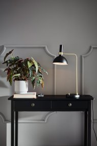 Larry 65cm Laiton brossé lampe de bureau De Markslöjd - Larry est une lampe de table élégante et sobre qui ajoute une touche d'élégance à votre lieu de travail, à votre table de chevet ou à votre couloir.