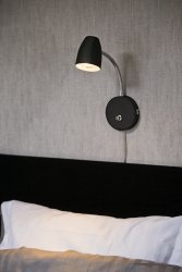 Sandnes Noir lampe de lecture De Aneta Lighting - Sandnes est la lampe de chevet parfaite, qui peut être facilement réglée dans les deux sens à l'aide d'une articulation flexible et la luminosité peut être réglée à l'aide de son variateur.
