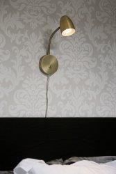 Sandnes Antique lampe de lecture De Aneta Lighting - Sandnes est la lampe de chevet parfaite, qui peut être facilement réglée dans les deux sens à l'aide d'une articulation flexible et la luminosité peut être réglée à l'aide de son variateur.