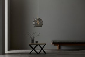 Gloria Ø26 Fumé/laiton suspension De Belid - Chaque abat-jour est unique et peut contenir de fines bulles d'air qui soulignent le caract&egrave;re et le charme exclusif du luminaire.