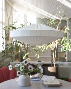 Alba Abat-Jour S/Suspension Ø78 Blanc suspension De Alde & Lind - Le tissu souple épouse délicatement la structure, créant de jolis plis qui confèrent à Alba une allure aérienne et naturelle.