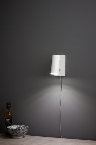 Barcelona Blanc lampe de lecture De Markslöjd - La lampe est disponible en acier, noir et blanc.