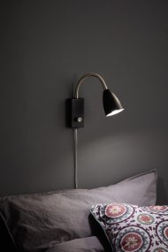 Ciro Noir De Markslöjd - Parfait comme lampe de chevet ou comme éclairage de travail au bureau, vous pouvez facilement diriger la lumière exactement là où vous en avez besoin.