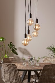 Sky Ø32 Noir suspension De Markslöjd - Plafonnier de la série Sky, avec cinq douilles en métal noir et un câble textile noir suspendus à différentes hauteurs à un support de plafond rond.