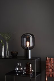 Brooklyn 44cm Noir/Fumé lampe de table De Markslöjd - La lampe de table Brooklyn est une pièce maîtresse moderne et saisissante qui apporte une touche d'élégance à n'importe quelle pièce.