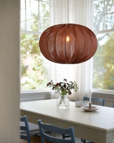 Moon Abat-Jour S/Suspension Ø78 Rouiller suspension De Alde & Lind - Le tissu présente une belle texture, évoquant le lin, qui confère à l'abat-jour un aspect doux et accueillant, particulièrement séduisant lorsque la lampe est allumée.