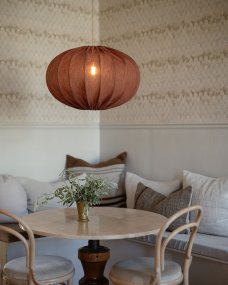 Moon Abat-Jour S/Suspension Ø58 Rouiller suspension De Alde & Lind - Le tissu présente une belle texture, évoquant le lin, qui confère à l'abat-jour un aspect doux et accueillant, particulièrement séduisant lorsque la lampe est allumée.