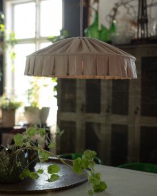 Vinga Abat-Jour S/Suspension Ø58 Nature suspension De Alde & Lind - Le volant, confectionn&eacute; avec soin, est orn&eacute; de plis suppl&eacute;mentaires qui conf&egrave;rent &agrave; l'abat-jour un caract&egrave;re unique et un magnifique drap&eacute;.