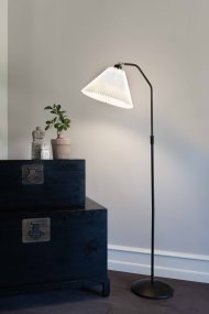 Berlin Noir lampadaire De Halo Design - Le métal noir associé à l'abat-jour plissé en fait non seulement un bon éclairage général mais aussi un détail intérieur élégant.