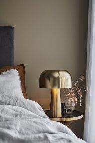 Blanca 35cm Bronze lampe de table De Markslöjd - Blanca en laiton est une lampe de table l&eacute;g&egrave;rement plus petite, enti&egrave;rement en m&eacute;tal, de 35 cm de hauteur.