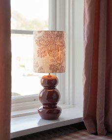 Becca 36cm rouge foncé pied de lampe De Alde & Lind - Becca est un pied de lampe décoratif en métal d'un rouge profond à la finition brillante, semblable à de l'émail.