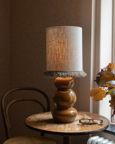 Becca 36cm Brun pied de lampe De Alde & Lind - Becca est un pied de lampe décoratif en métal brun chaud à la finition brillante, semblable à de l'émail.