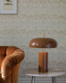 Lex 40cm Brun lampe de table De Alde & Lind - Son large abat-jour arrondi diffuse une lumière agréable vers le bas et est doublé de blanc à l'intérieur pour une répartition optimale de la lumière.