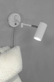 Costilla Blanc De Markslöjd - L'applique murale Costilla allie fonctionnalité et design moderne avec son bras réglable et son élégant abat-jour nervuré.
