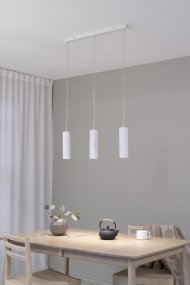 Costilla 68cm Blanc De Markslöjd - Abat-jour en métal subtilement nervuré suspendus à une série de câbles transparents de 1,5 m de long.