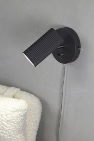 Costilla Gris De Markslöjd - Grâce à son design simple et sa couleur élégante, la lampe s'intègre dans la plupart des styles d'intérieur.