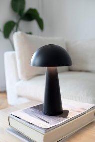 Fungi 26cm Noir portable De Markslöjd - Fungi est une lampe de table élégante et portable en métal noir mat, conçue pour une utilisation intérieure et extérieure.