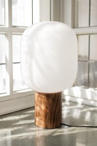 Skene 44cm Nature lampe de table De Markslöjd - La lampe de table Skene est une élégante édition anniversaire avec un design unique, où chaque pièce a son propre caractère grâce à la base de lampe en bois.