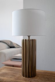 Hashira 60cm Laiton antique lampe de table De Markslöjd - La lampe est dotée d'un câble textile noir de 2 mètres de long avec interrupteur d'alimentation et prise murale.