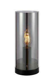 Post 38cm Couleur fumée lampe de table De Markslöjd - Post est une élégante lampe de table cylindrique avec une base en métal noir mat et un abat-jour en verre fumé.