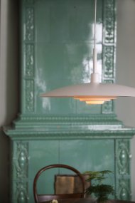 Piny Ø57 Blanc suspension De Markslöjd - Son style rappelle celui des anciens luminaires d'ascenseur, mais avec une touche beaucoup plus élégante.