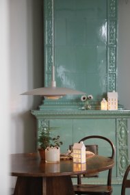 Piny Ø57 Beige suspension De Markslöjd - Son style rappelle celui des anciens luminaires d'ascenseur, mais avec une touche beaucoup plus élégante.