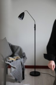Patro Noir lampadaire De Markslöjd - Lampadaire noir élégant de 140 cm de haut.