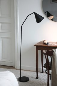Funil Noir lampadaire De Markslöjd - Un interrupteur discret, situé à l'arrière de l'abat-jour, permet de régler l'intensité de l'éclairage LED intégré sur trois niveaux.