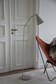 Funil Beige lampadaire De Markslöjd - Un interrupteur discret, intégré à l'arrière de l'abat-jour, permet de régler l'intensité lumineuse de l'éclairage LED intégré sur trois niveaux.