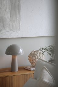 Mantar 36cm Greige lampe de table De Markslöjd - Sa surface brillante lui conf&egrave;re une allure raffin&eacute;e et la rend id&eacute;ale pour un bureau, une table d'appoint ou une fen&ecirc;tre, offrant ainsi un &eacute;clairage fonctionnel et moderne.