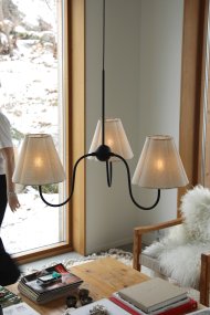 Veya Ø90 Noir De Markslöjd - Grand plafonnier &agrave; trois bras l&eacute;g&egrave;rement incurv&eacute;s en m&eacute;tal noir aspect fonte, associ&eacute; &agrave; des abat-jour en lin beige diffusant une lumi&egrave;re chaude et agr&eacute;able.